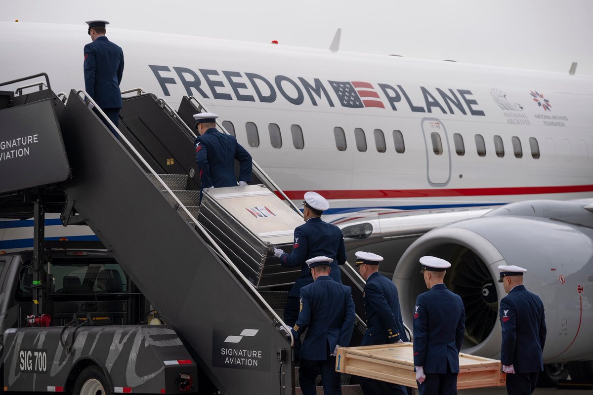 MonicaCrowley's tweet photo. Such fun to help launch the FREEDOM PLANE, part of our BIG celebration of America’s 250th Birthday!
YOU will be able to see some of our most incredible Founding Documents UP CLOSE! https://t.co/Kye7hEmBLl for ALL stops & details. Bring your family & friends - it’s so cool 🇺🇸 https://t.co/XH9Gv93VdM