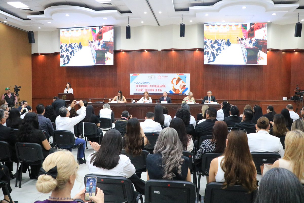 UADEOoficial's tweet photo. Concluye con éxito el Diplomado en Ciudadanía y Construcción de Paz impulsado por la UAdeO y el @congresosinaloa.

El Rector de la UAdeO, Dr. Pedro Flores Leal, participó en la ceremonia de clausura junto a la Presidenta de la Junta de Coordinación Política, @TereGuerraOchoa. https://t.co/3G4pU9vWRy