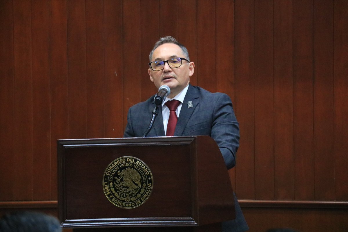 UADEOoficial's tweet photo. Concluye con éxito el Diplomado en Ciudadanía y Construcción de Paz impulsado por la UAdeO y el @congresosinaloa.

El Rector de la UAdeO, Dr. Pedro Flores Leal, participó en la ceremonia de clausura junto a la Presidenta de la Junta de Coordinación Política, @TereGuerraOchoa. https://t.co/3G4pU9vWRy