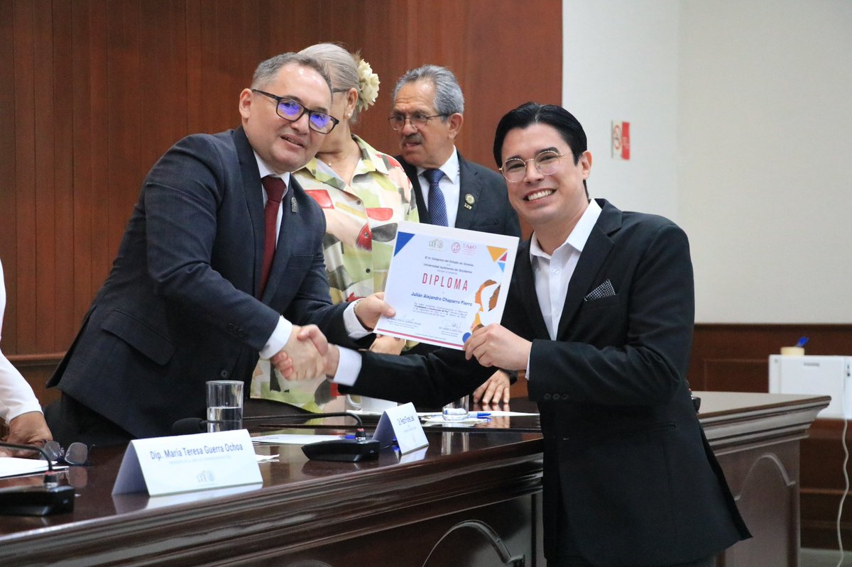 UADEOoficial's tweet photo. Concluye con éxito el Diplomado en Ciudadanía y Construcción de Paz impulsado por la UAdeO y el @congresosinaloa.

El Rector de la UAdeO, Dr. Pedro Flores Leal, participó en la ceremonia de clausura junto a la Presidenta de la Junta de Coordinación Política, @TereGuerraOchoa. https://t.co/3G4pU9vWRy