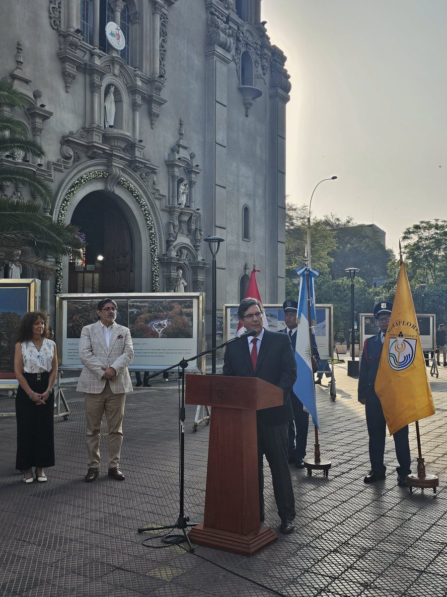 EmbArgenLima's tweet photo. El embajador Samuel Ortiz Basualdo, junto al alcalde de Miraflores, Carlos Canales Anchorena y Carolina Vicchi del Ente Mendoza Turismo, participó de la inauguración de la muestra fotográfica de la provincia de Mendoza en el Parque Kennedy. https://t.co/K0hqR3lRMI