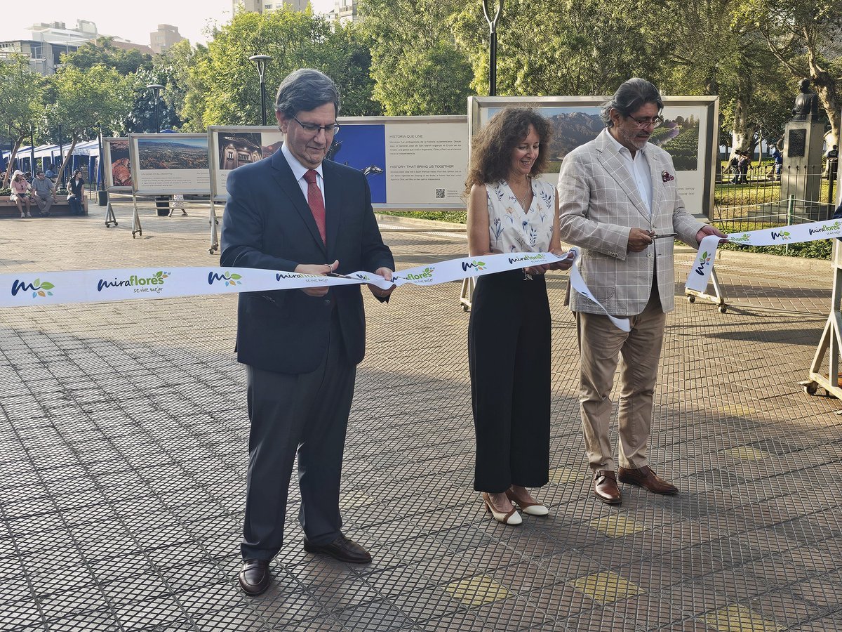 EmbArgenLima's tweet photo. El embajador Samuel Ortiz Basualdo, junto al alcalde de Miraflores, Carlos Canales Anchorena y Carolina Vicchi del Ente Mendoza Turismo, participó de la inauguración de la muestra fotográfica de la provincia de Mendoza en el Parque Kennedy. https://t.co/K0hqR3lRMI