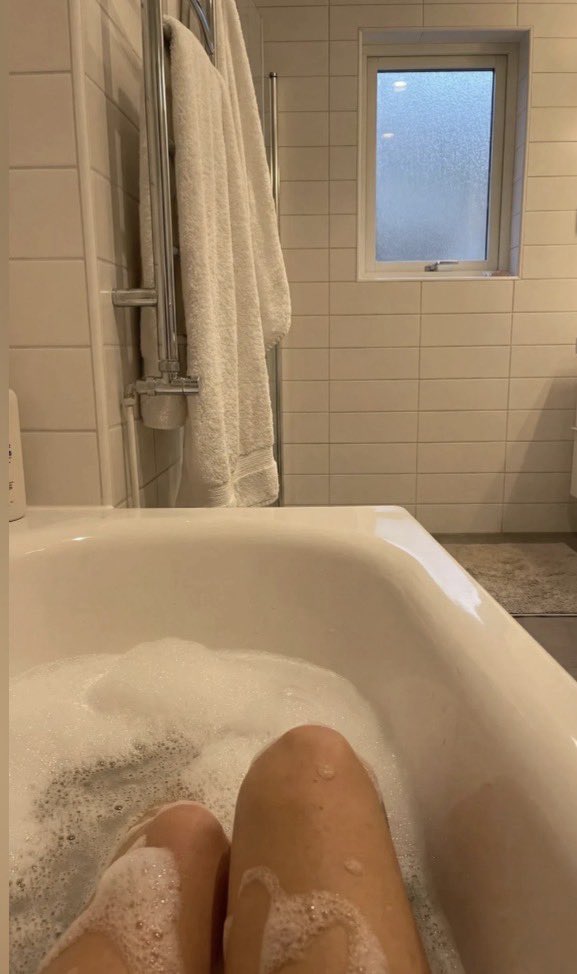 hannagodd's tweet photo. Who wants to buy my bath water you pathetic pigs? https://t.co/CcwQjMVDba