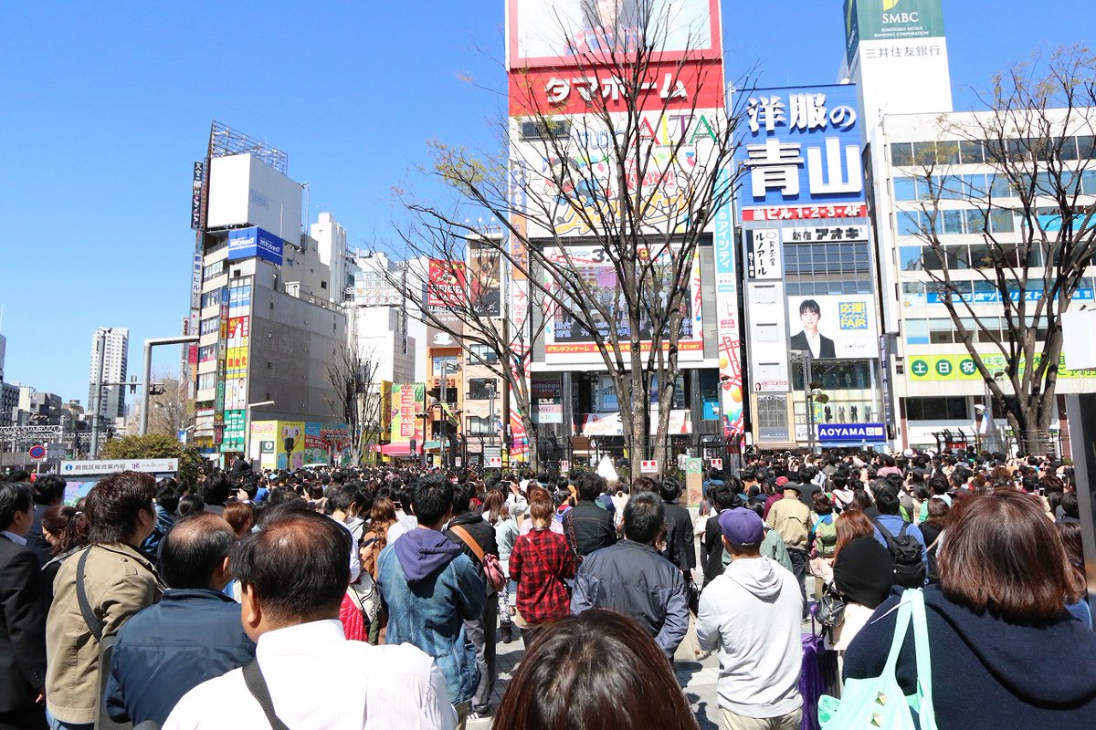 deepannai's tweet photo. 【今日は何の日】
2014年3月31日
フジテレビ「森田一義アワー 笑っていいとも！」放送終了日

1982年10月の放送開始から約31年半、お昼の民放テレビ番組史上屈指の長寿番組の放送終了日、新宿駅東口には最後の瞬間を見届けようと人々が集まり黒山の人だかりが出来上がった。誰もが新宿アルタの壁に掲げられた大型ビジョンを見上げている

番組の収録スタジオがあった「新宿アルタ」は2025年2月28日をもって45年間の歴史に幕を閉じ、現在は解体されてしまった