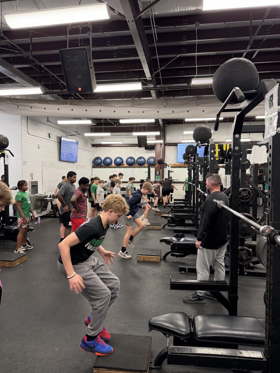 Roswell_FB's tweet photo. Great to see our Junior Hornets and Rising 9th putting in that work on a Monday night💥

#ELITE https://t.co/XOUADz7Ric