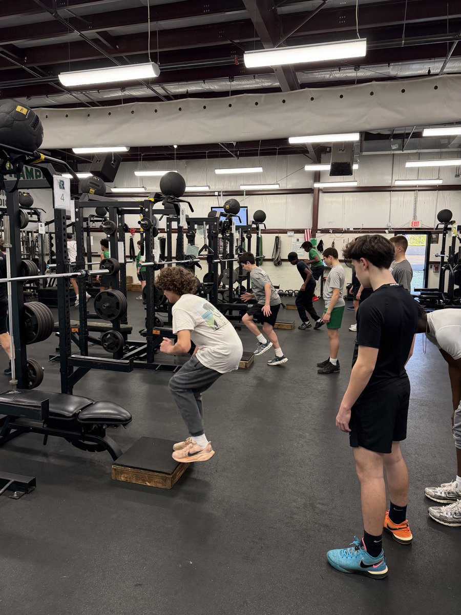 Roswell_FB's tweet photo. Great to see our Junior Hornets and Rising 9th putting in that work on a Monday night💥

#ELITE https://t.co/XOUADz7Ric