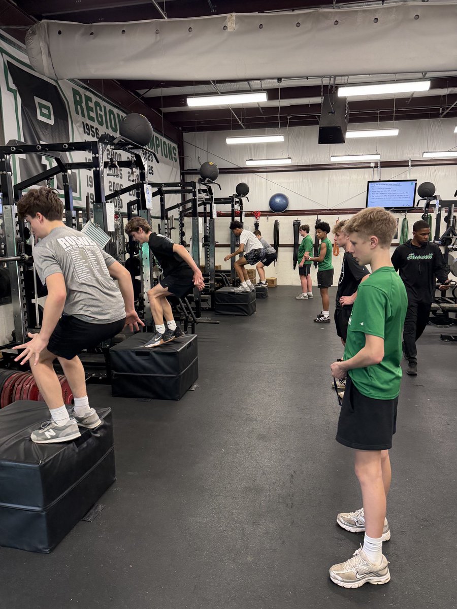 Roswell_FB's tweet photo. Great to see our Junior Hornets and Rising 9th putting in that work on a Monday night💥

#ELITE https://t.co/XOUADz7Ric