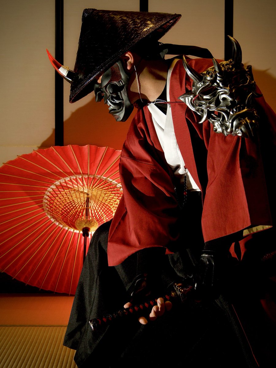 今年のEXPOも百鬼組の概念衣装でコスプレ参戦させていただきます✨️

衣装の配色は当然の事ながら羽織の刺繍や鬼の面、二刀流に笠の角などお嬢をイメージさせる要素を盛り込んだ自慢の参戦服となっております！！
 #こより見て