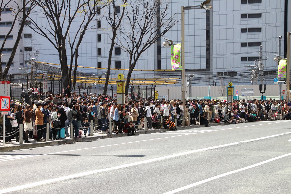 deepannai's tweet photo. 【今日は何の日】
2014年3月31日
フジテレビ「森田一義アワー 笑っていいとも！」放送終了日

1982年10月の放送開始から約31年半、お昼の民放テレビ番組史上屈指の長寿番組の放送終了日、新宿駅東口には最後の瞬間を見届けようと人々が集まり黒山の人だかりが出来上がった。誰もが新宿アルタの壁に掲げられた大型ビジョンを見上げている

番組の収録スタジオがあった「新宿アルタ」は2025年2月28日をもって45年間の歴史に幕を閉じ、現在は解体されてしまった