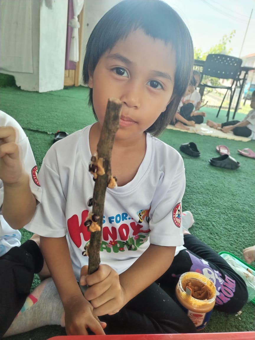 n_azzurajafri's tweet photo. My husband pernah tanya, "kenapa anak kita ni syg betul dekat botol dia? Kalau tertinggal, nangis macam takda hari esok."

I explain, "sebab itu la harta yg dia ada. Macam kita. Kalau kunci kereta hilang, gelabah tak? Budak kecik itulah harta dia."

Then, my husband-- https://t.co/EuzGrofyj3