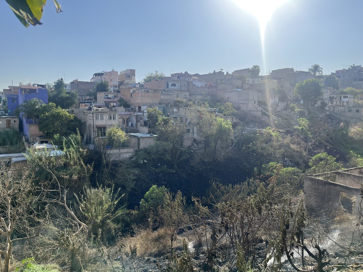 UMPCyBZ's tweet photo. #Entérate 🚒
A través del COE se reportó un incendio en un lote baldío en el cruce de Agua Fría y Andrés Jiménez, col. Agua Fría. Oficiales de #Base3 y #Base1 combatieron el fuego en un barranco con maleza y basura (≈3 ha), logrando controlarlo a tiempo. No hubo lesionados. https://t.co/lg6ABNvUEu