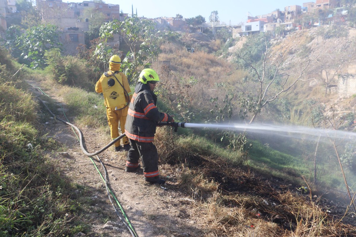 UMPCyBZ's tweet photo. #Entérate 🚒
A través del COE se reportó un incendio en un lote baldío en el cruce de Agua Fría y Andrés Jiménez, col. Agua Fría. Oficiales de #Base3 y #Base1 combatieron el fuego en un barranco con maleza y basura (≈3 ha), logrando controlarlo a tiempo. No hubo lesionados. https://t.co/lg6ABNvUEu
