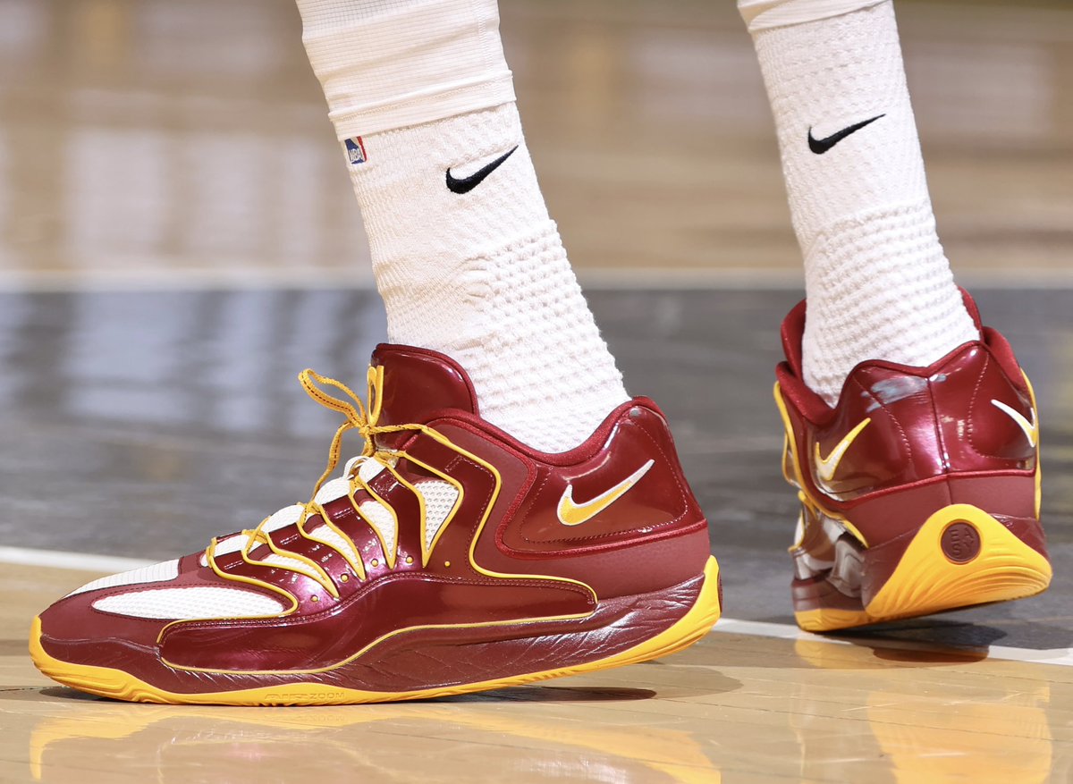 NickDePaula's tweet photo. Kevin Durant breaks out a Commanders-themed KD 18 PE tonight back home in DC: https://t.co/UgE8QcZhZY