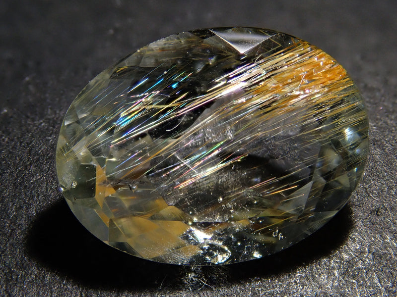 ふとした瞬間にキラリと光る七色の針が印象的。鋭く繊細な虹色は見た