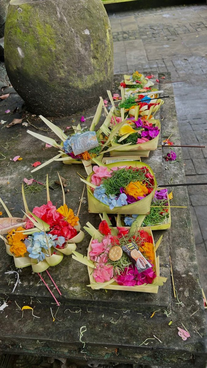 lojor89's tweet photo. “Om Awighnam Astu Namo Sidhham, Om Sidhirastu Tad Astu Swaha” 😇🙏
Rahajeng Rahina Purnama Kesanga, Anggara Wage Ugu.
Dumogi Ida Sang Hyang Widhi Wasa setata ngicenin karahayuan.
#blessed #pray #wonderfulbali #purnama #purnamakesanga https://t.co/79qF0dAVQv
