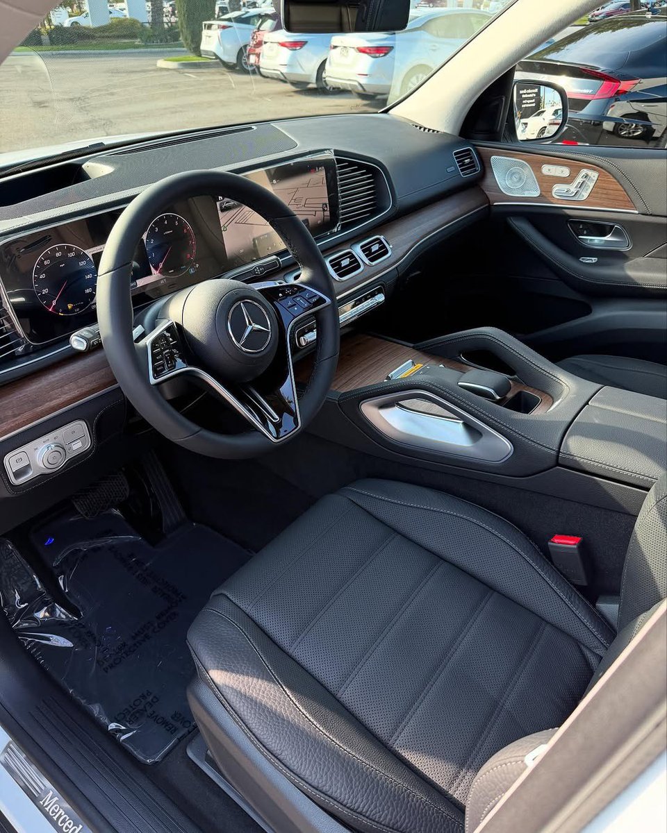 ChannelSharons's tweet photo. I’ve been putting in the work in crypto for a while now, and it’s been paying off. To celebrate, I just copped myself a brand-new Mercedes-Benz! Huge shoutout to @coach__ivy , my coach, for all the guidance and support. Couldn’t have done it without her.

我在加密货币领域投入了一段时间，终于有了回报。为了庆祝，我给自己买了一辆全新的奔驰！特别感谢我的教练 @coach__ivy ，感谢她给予我的所有指导和支持。没有她，我不可能做到这一切。