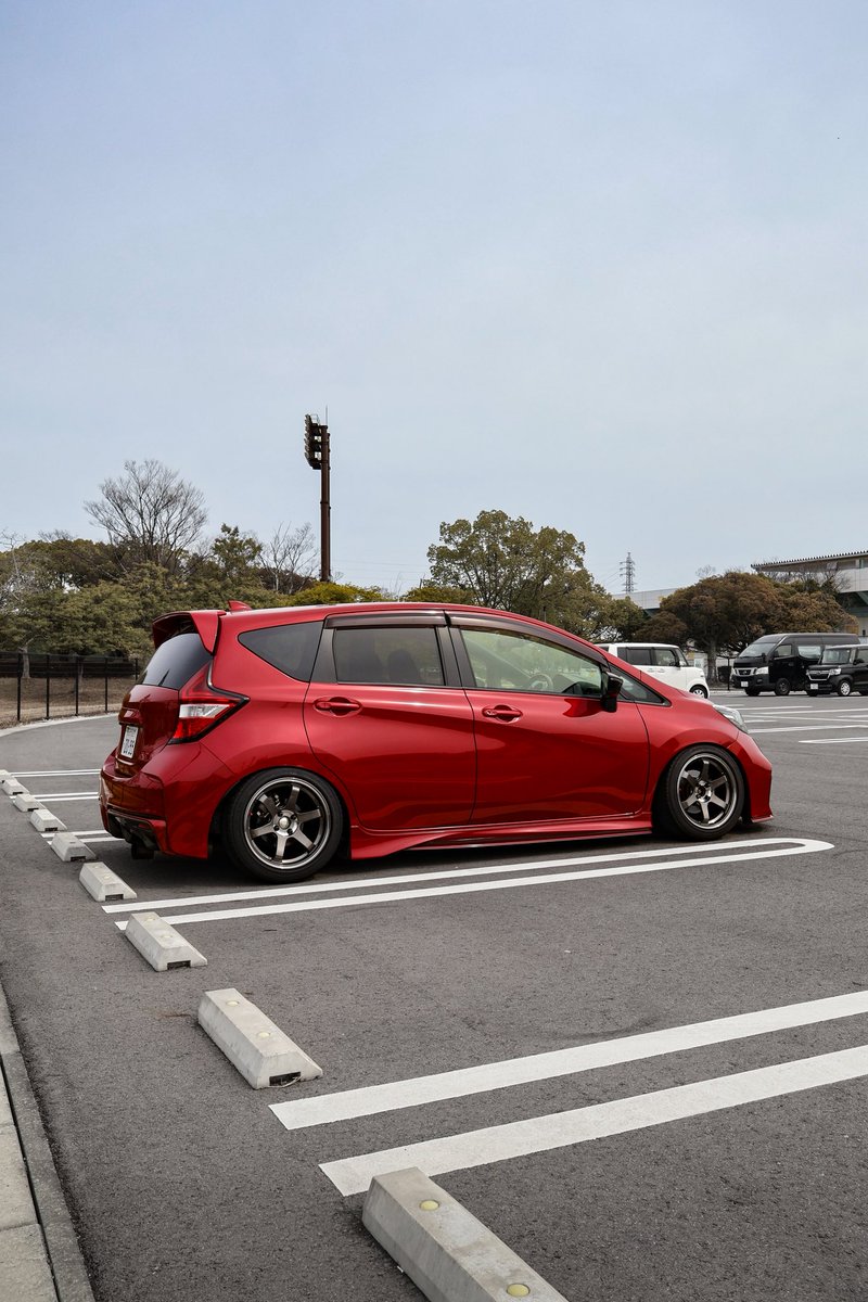 次のタイヤとスポークのステッカー貼るべきなのかでずっと悩んでる