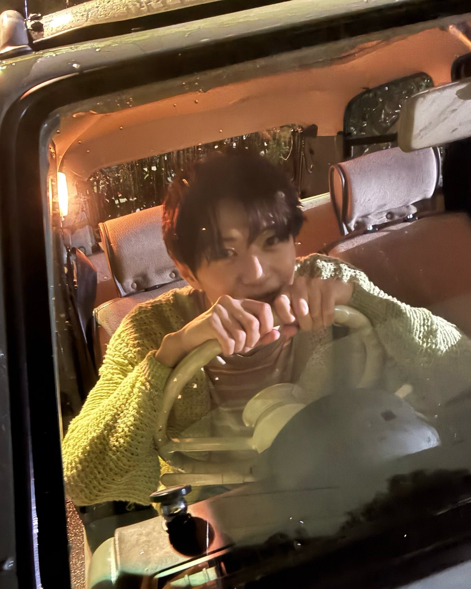 ◢◤￣ 第一話オフショット ＿◢◤

寒い中での撮影…本当にお疲れさまでした☔️

#TVer にて第一話・第二話見逃し配信中⏳✨
▶️tver.jp/episodes/epwj9…

ご感想は #ボネクワ感想 で教えてください💭

#ボネクワ #BLドラマ