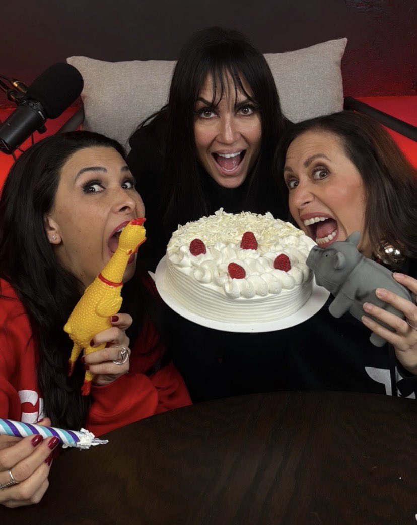 furywyrm's tweet photo. Ellas tres hacen siempre los lunes más bonitos, que nunca me falten, por favor. 🥺✨ Las tqm.

CINCUENTA CON SINCUENTA https://t.co/27TzmyoqZe