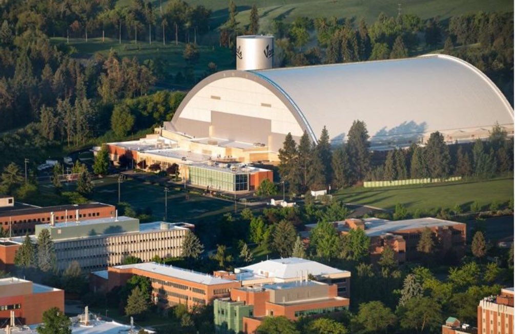 Going to do a little fun CFB thread 🧵 this evening as we wait for the season to return. 

You’ve heard of the 7 wonders of the world but have you heard of the “8 wonders of CFB”? Now you have. 

1. Kibbie Dome (Idaho)

- Moscow, ID
- Capacity 15,250
- Became enclosed in 1975