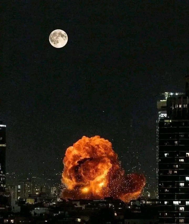 Ateşler ve dumanlar dünyanın
hiç bir yerinde İsrail'de olduğu kadar güzel değildir. 🔥

 #TelAviv #IranWar