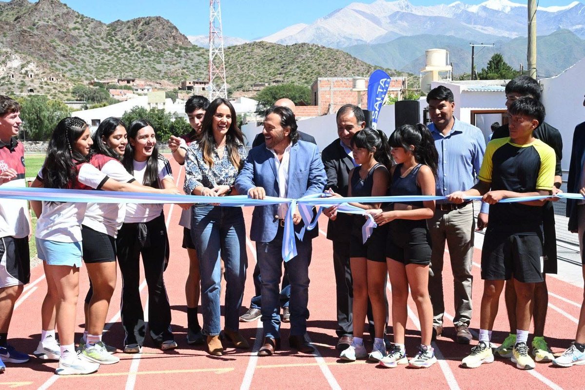 Una meta que hoy es realidad: la pista del Centro de Entrenamiento en Altura.

Transformamos un espacio estratégico para el alto rendimiento en Cachi. Donde antes había límites, hoy hay futuro: más oportunidades, mejor preparación y nuevas herramientas para nuestros atletas.