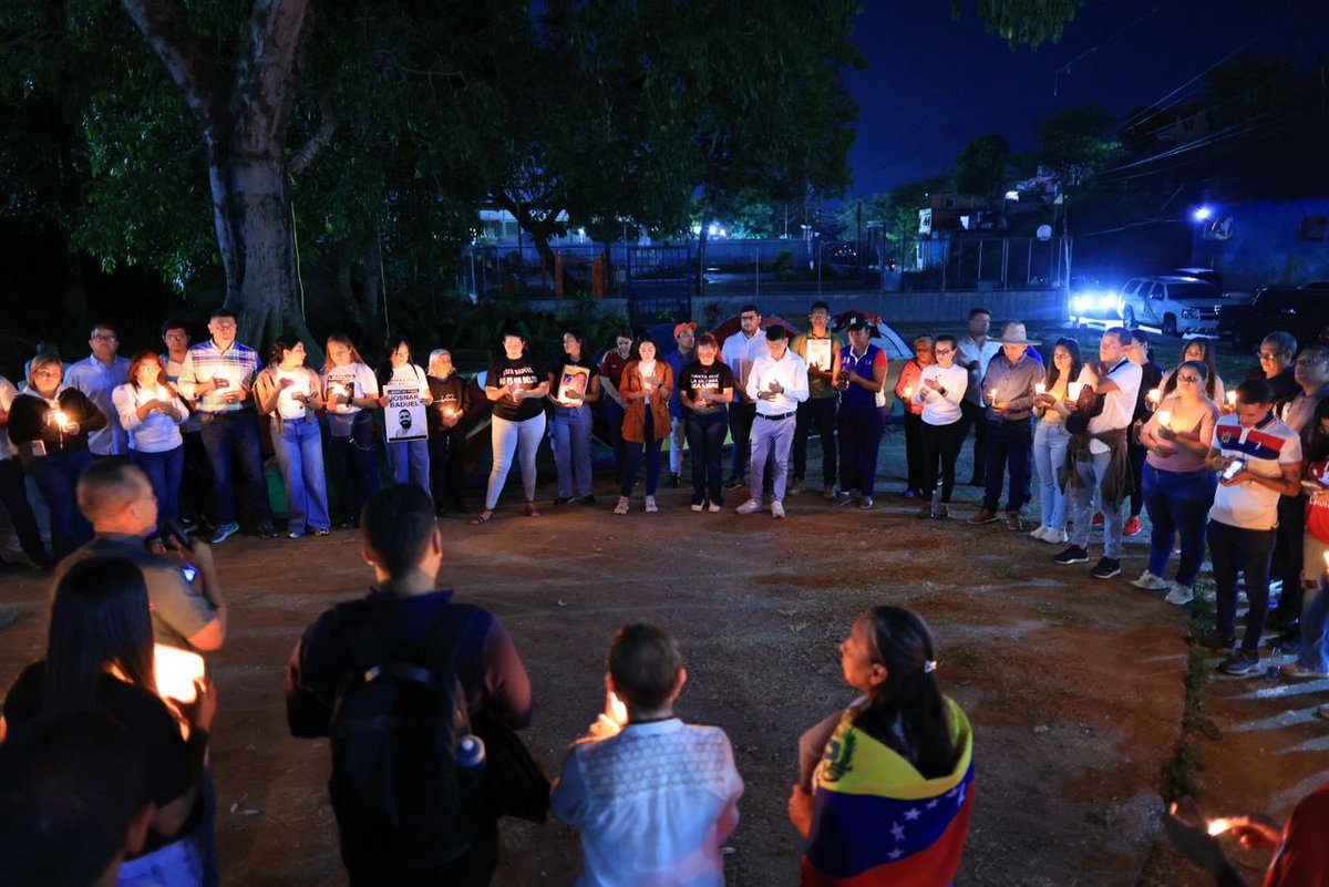 DIFUNDELOYA's tweet photo. 🚨 ¡ÚLTIMA HORA VENEZUELA! 🚨🇻🇪

URGENTE — ¡LO ÚLTIMO! 🇻🇪 🇺🇸

Vigilia a las afueras del centro de tortura, Rodeo I. 

Familiares de REHENES POLÍTICOS permanecen reunidos, encendiendo velas y alzando una misma exigencia: libertad para todos. https://t.co/X0rZOyZh7O