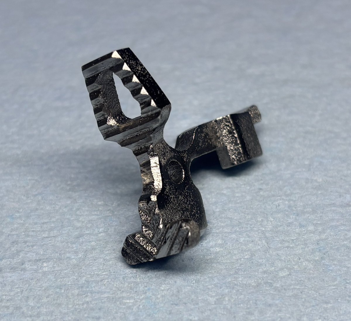 ArLpya's tweet photo. 〇化学研磨の前後

3Dプリンター製
BADタイプ
PTW用ボルトストップ
material:Titanium

・結局、機械研磨(手磨き)が必要

・科学研磨した結果としては純度は高めで好印象
(前回の第2弾、20点製作時のものと比較)

PTW用チタントリガー系と一緒で足作りの為の機械研磨からは逃れられない🥲 https://t.co/rXB8wWfAjy