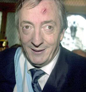 Estoy así, con un ojo viendo El Agente Nocturno y con el otro siguiendo el inicio de la 3ra Guerra Mundial en Twitter.