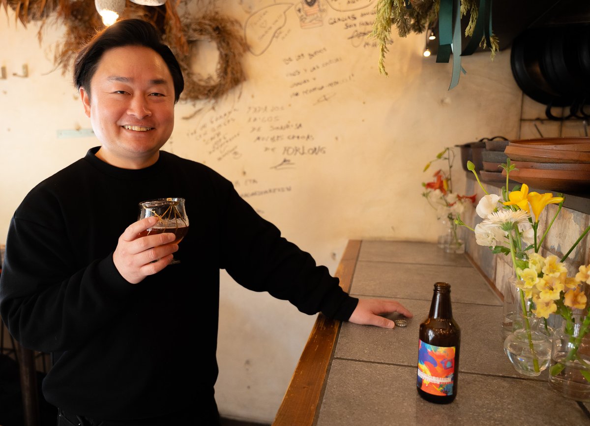 APOPTOSIS_DAY's tweet photo. 🥂ノンアル最前線

スペイン料理 × 花屋の新体験。蒲田の名店「Sonrisa（ソンリサ）」が実践する、誰もが楽しめるノンアルコール戦略を取材させていただきました。

「『美味しい』じゃダメなんです」「お酒に強くないので飲めない人の気持ちが理解できる」と語る上田シェフ。その哲学を掘り下げます。 https://t.co/Ik1FflFZDo