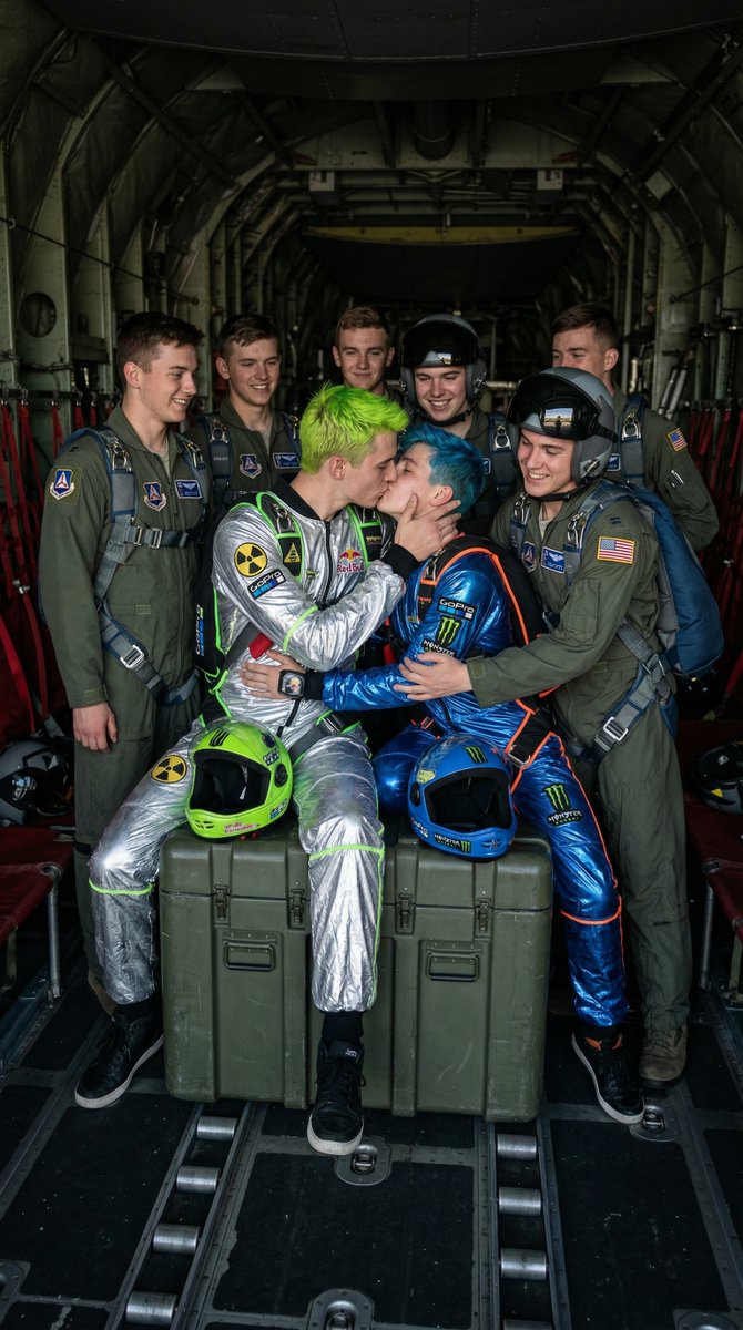 mtbshonen's tweet photo. Skydivers' and Cadets' Cargo Hold Action
#gearfetish #flightgear #wingsuit #skydiving #yaoi #bl https://t.co/ojwo1lO6uC