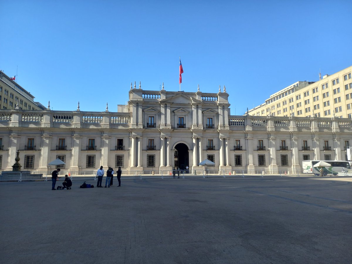 Que lindo el Palacio de la Moneda ❤️🇨🇱

La casa que, a partir del 11 de Marzo, se sentirá más "la casa de todos los chilenos" porque se preocupará de los problemas de los chilenos, y no sólo pensar en el Medio Oriente como el que se va.