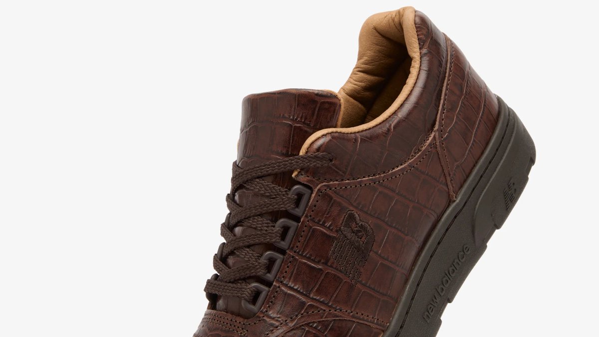 japanicanblog's tweet photo. END.限定の特別仕様が登場。New Balance Allerdale – Made in UKが抽選受付中
Linkは👇
英国フリンビー工場製、わずか280足のリミテッドモデルです。ブラウンのクロコ型押しレザーに、トーンを揃えたロゴとシューレース。
ロープロファイルの上品な佇まいに、ほどよく厚みのあるソールが程よい存在感を添えます。クラシックな雰囲気とさりげないアウトドアの要素が調和した一足。価格は¥37,625。
END.にて抽選受付中です。大量生産にはない、静かな特別感。
こういうモデルこそ、長く愛用できそうです。