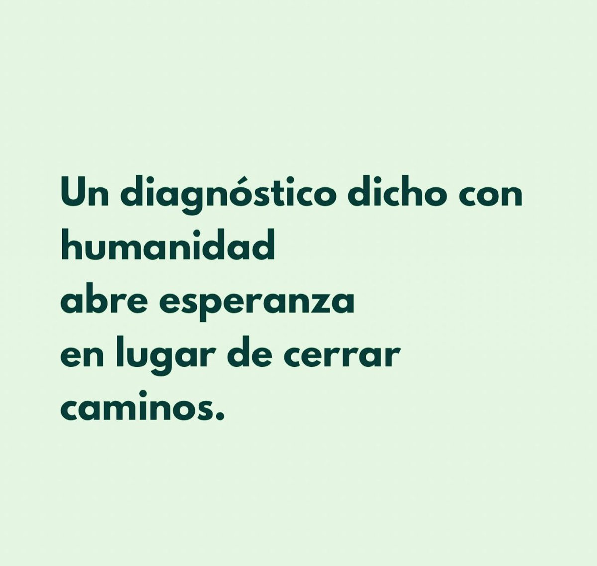 La empatía en salud es comprender al paciente sin perder la objetividad, y acompañarlo sin confundirnos con su dolor.
Es una habilidad con tres dimensiones —emocional, cognitiva y práctica- que permite al profesional mantener la cercanía humana junto a la distancia terapéutica.
