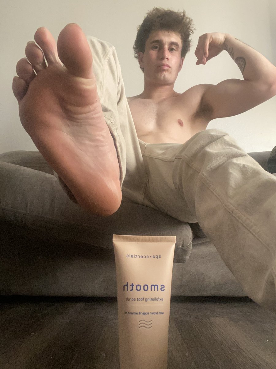 just did my foot🦶 smoothing routine? that ik you fags can’t resist 😈🐷