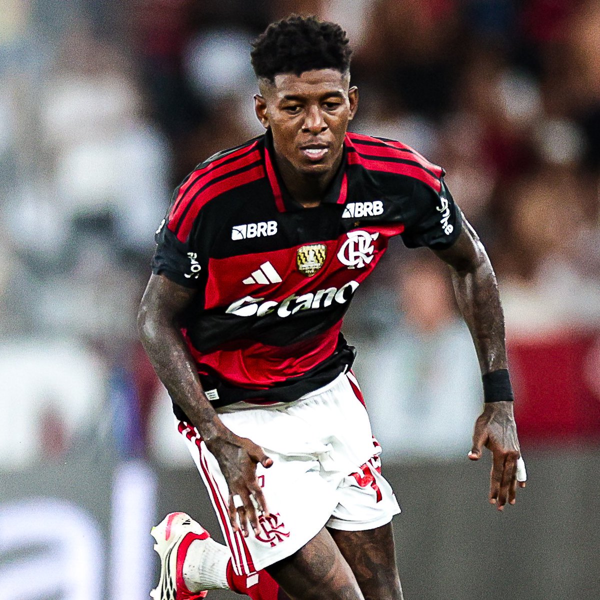 De uma coisa eu tenho certeza nesse começo de temporada:

Vitão tem que ser TITULAR.

Joga muito.