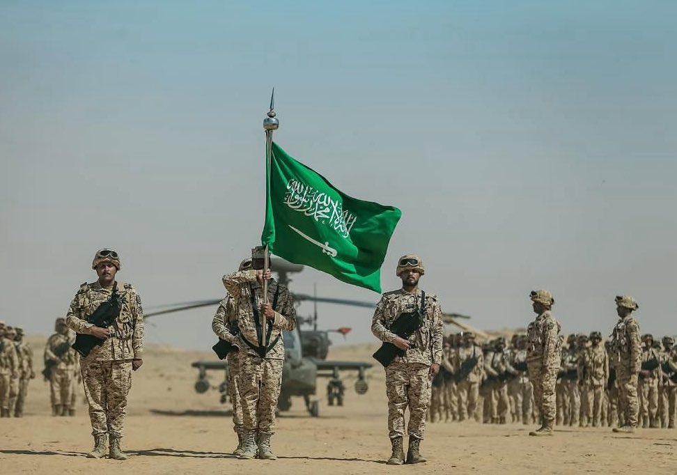 حنا لها لا دعا الداعي مع الفجري
نطلع سواة الصبح للموت وراده

يامسندي وياعصب روحي ويا دمي
يالي عيونك غطا وأنفاسك وساده

يا العزوه إلي تلبيلي وانا آلبي
لامن نخانا الوطن لبيه يا أمجاده

ارتاحي و أمني يا داري وسمي
دام السعودي ذرا مرفوع لبلاده