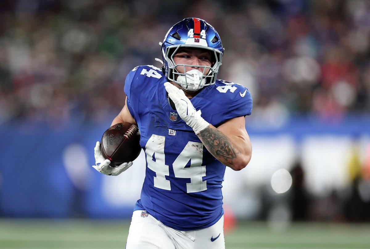 GiantsReport1's tweet photo. The #Giants just finished 5th in the NFL in rushing with Cam Skattebo, Tyrone Tracy, and Jaxson Dart — all on rookie deals btw. Now we’re talking about dropping $10–12M in free agency on Walker or using the 5th overall pick on Jeremiyah Love? 

There’s obviously some truth to the interest and both are great players — but the smoke just doesn’t make sense to me tbh.