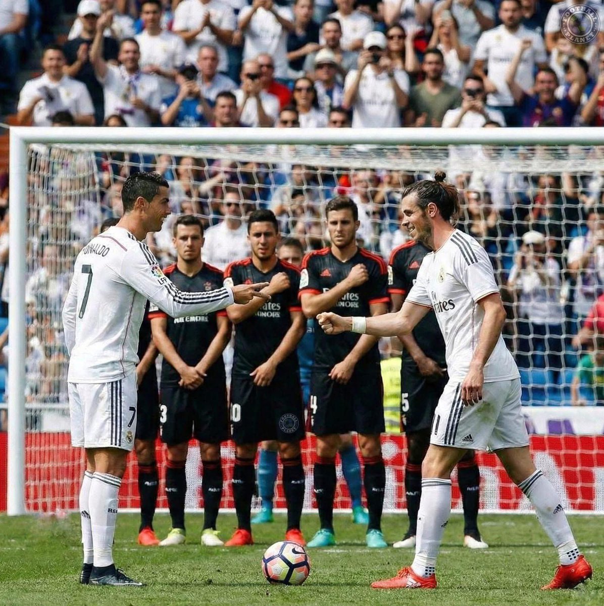 GARETH BALE: “¿Hubo problemas en los tiros libres con Cristiano Ronaldo? Siempre supimos nuestros roles y nunca hubo confusión al respecto. En los tiros libres por la derecha, era mi responsabilidad ejecutarlos. Si era por la izquierda, le tocaba a Cristiano Ronaldo.

Hubo un