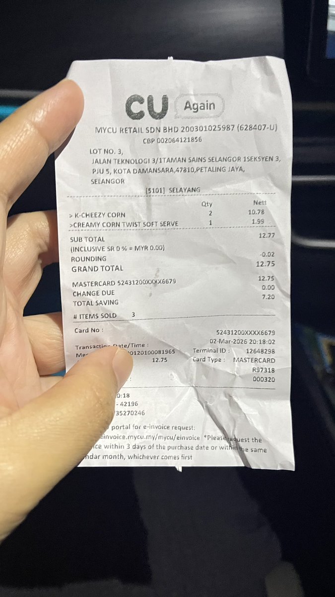 suhafarinordin's tweet photo. Alkisah semalam nak beli corndog kat CU mart buat moreh. Dalam kepala duk tercongak2, nak beli dua jelah, 2 corndog dah dekat rm20. Takpelah sekali sekala

Bila nak bayar kat cashier tu, eh rm5 lebih je satu corndog tu? Aku beli 2 jadinya total baru rm10lebih? https://t.co/u9UDvASkFD
