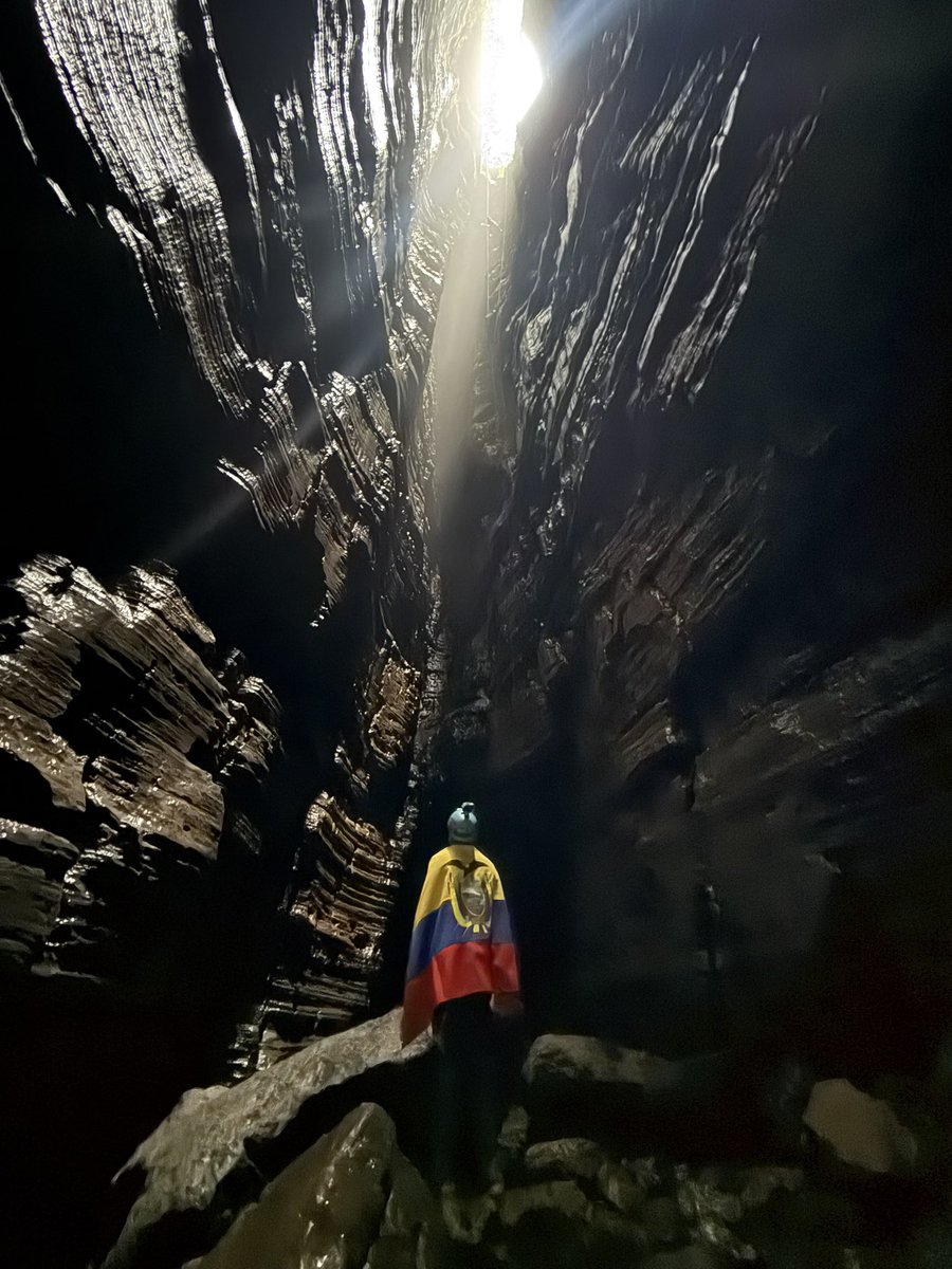 Brescianilucho's tweet photo. En la provincia de Morona Santiago se encuentra la Cueva de los Tayos, famosa por haber sido visitada por Amstrong, Moricz y recientemente Will Smith, buscando los misterios de la vida y sus inicios. 
Cuentan que solo se conoce el 1% y sus finitos laberintos tienen conexión con la Amazonia en Brasil. 
Para conocerla debes descender 55 metros para poder situarte entre los Tayos, unas especies de aves nocturnas que solo habitan ahí.
La biblioteca metálica, el oro de los dioses y diversos mitos que traen a científicos y turistas a este lugar. 
Con reparto el acceso solo es permitido por la comunidad de los Shuar.
Un orgullo ecuatoriano que ni en redes llegan a poder exponer toda su magia.
