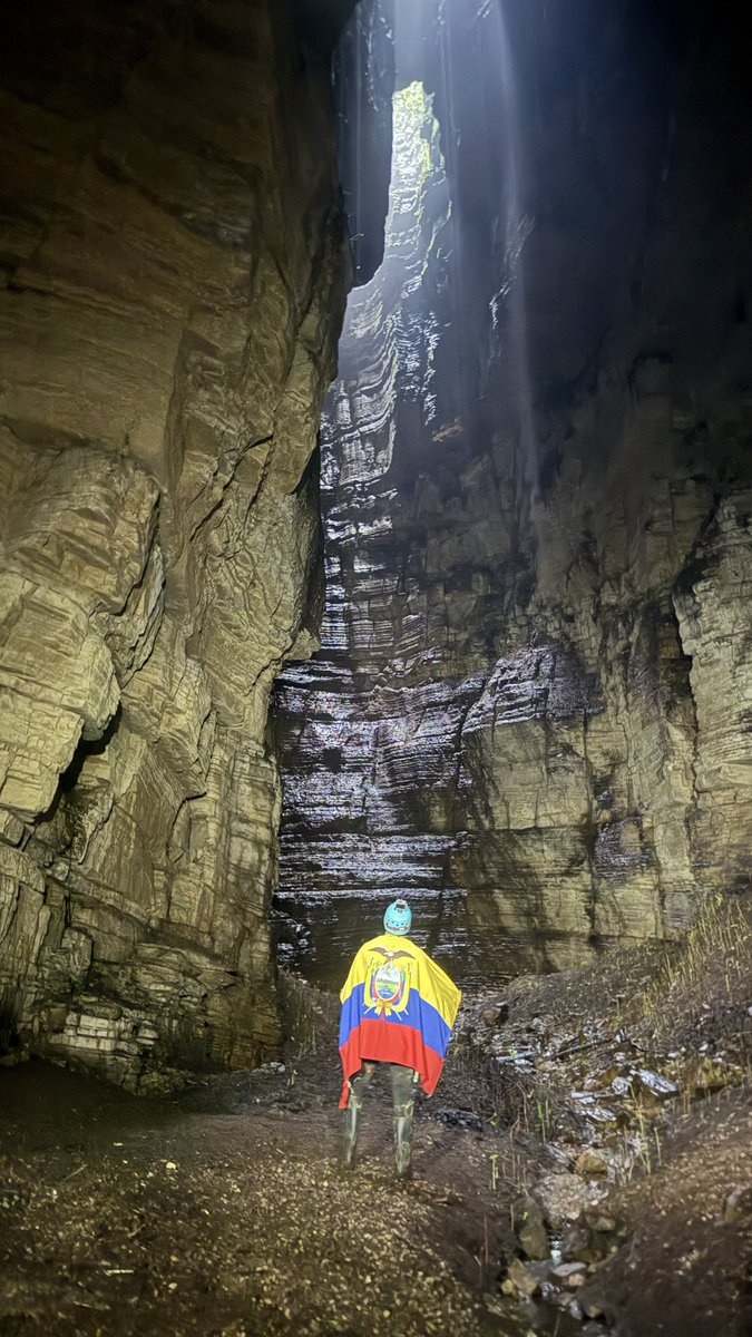 Brescianilucho's tweet photo. En la provincia de Morona Santiago se encuentra la Cueva de los Tayos, famosa por haber sido visitada por Amstrong, Moricz y recientemente Will Smith, buscando los misterios de la vida y sus inicios. 
Cuentan que solo se conoce el 1% y sus finitos laberintos tienen conexión con la Amazonia en Brasil. 
Para conocerla debes descender 55 metros para poder situarte entre los Tayos, unas especies de aves nocturnas que solo habitan ahí.
La biblioteca metálica, el oro de los dioses y diversos mitos que traen a científicos y turistas a este lugar. 
Con reparto el acceso solo es permitido por la comunidad de los Shuar.
Un orgullo ecuatoriano que ni en redes llegan a poder exponer toda su magia.