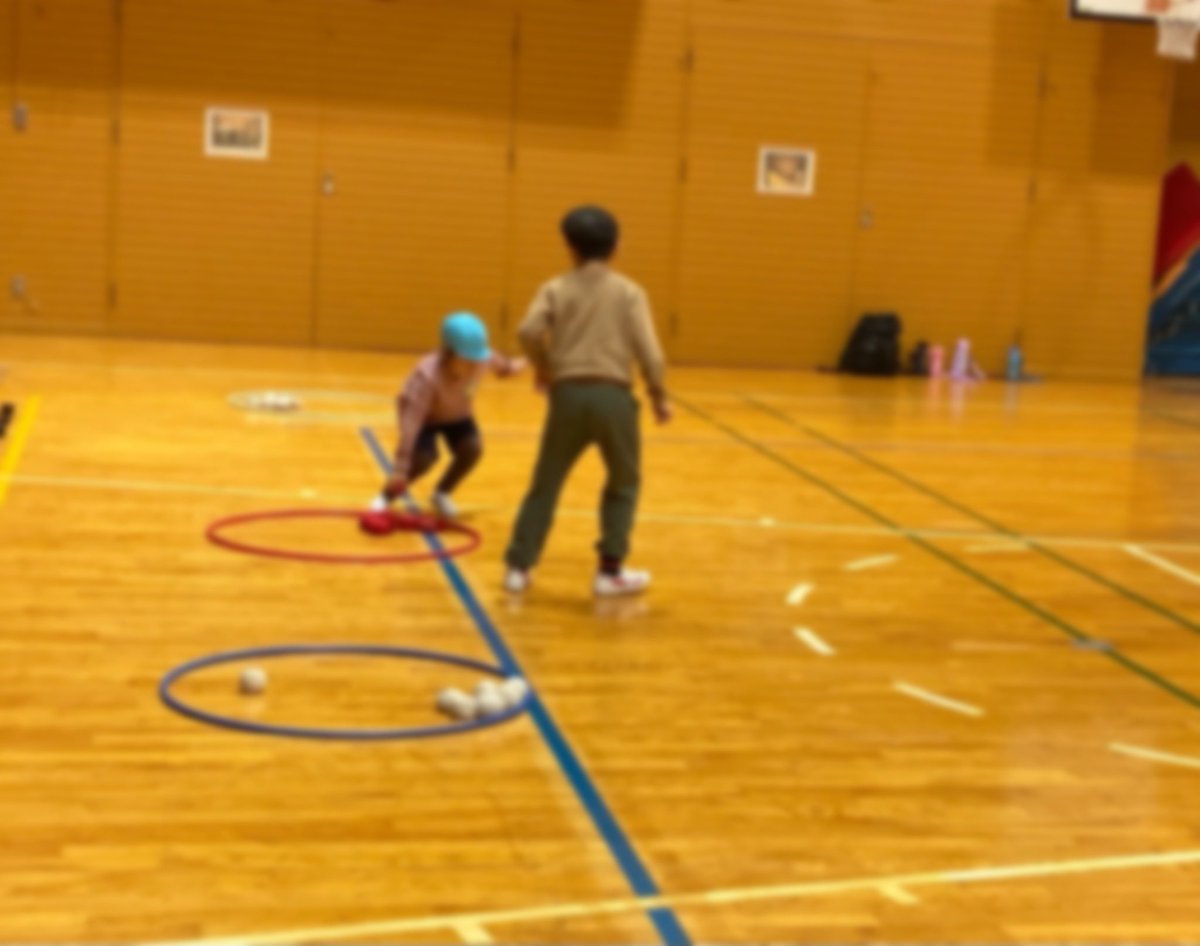 honmurakg's tweet photo. 3月3日 〈本村小学校2年生との交流活動〉
体育館で「宝運びゲーム」を楽しみました。
園児がルールを理解して安心して取り組めるように、2年生が一緒に動き、声を掛けながらサポートしてくれています。
年下の園児に思いやりの気持ちをもって接する2年生の優しさに感謝です。 https://t.co/wJdQpb05GW