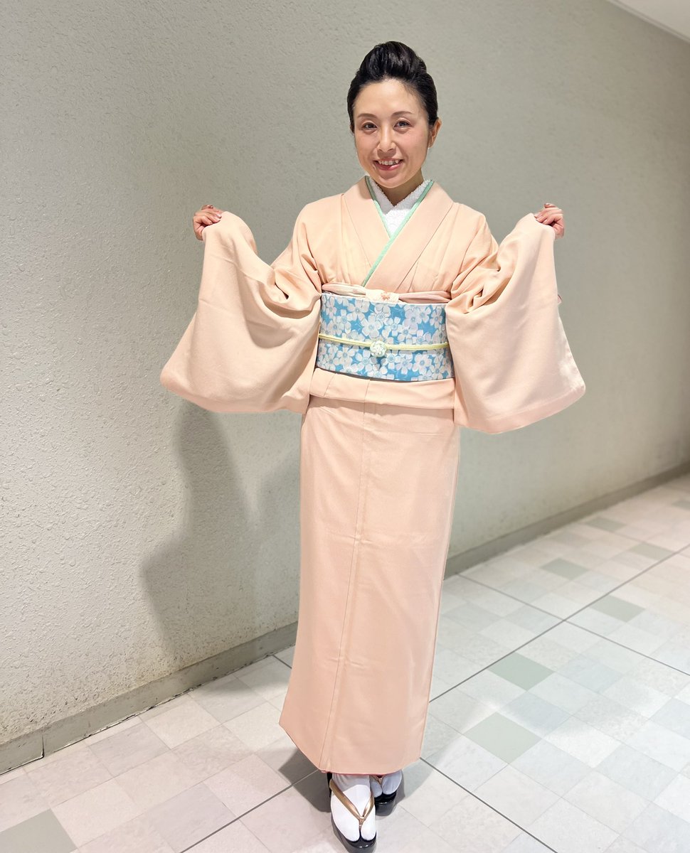 omegumegu's tweet photo. ひなまつり🌸🎎🌸

最近の春コーデ👘
と
スタバの桜咲くよラテ🌸☕️🌸
おねーさんが仕上げてくれた
桜満開のラテが可愛くて、綺麗で、
フタをしてしまうのがもったいなかった🌸🌸🌸 https://t.co/J6QJWSx8rp