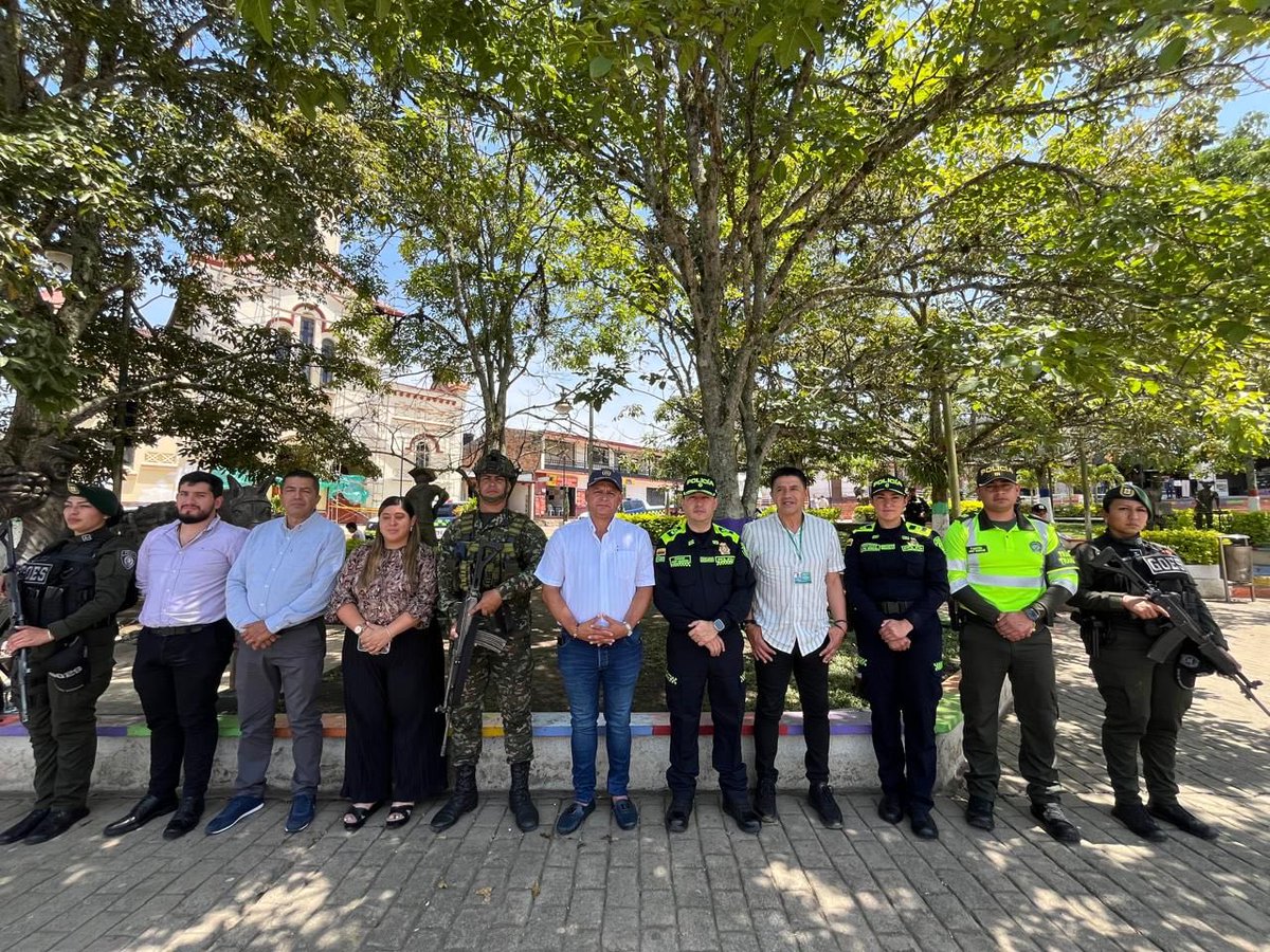 En Consejo de Seguridad realizado en Santana, provincia de Ricaurte, analizamos los hechos recientes que han afectado la tranquilidad ciudadana y adoptamos decisiones para fortalecer la seguridad en el municipio.
