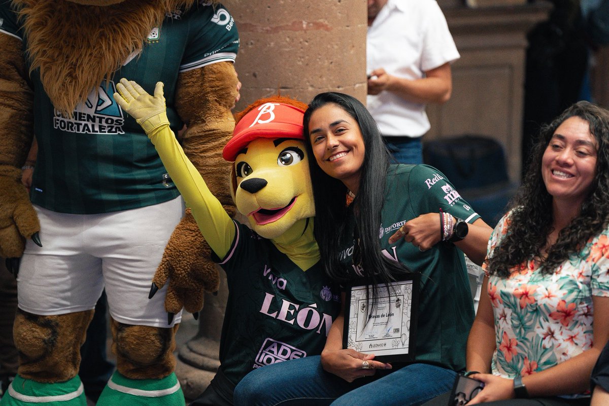bravasdeleon's tweet photo. Bravas de León presentes en la Firma del Pacto “Mujer León 450, Unidas por el Deporte” 🙋‍♀️🟣✍️

Sumamos esfuerzos para promover un entorno inclusivo, seguro y respetuoso dentro y fuera del deporte 💪✨ https://t.co/SQWMqhbzaE