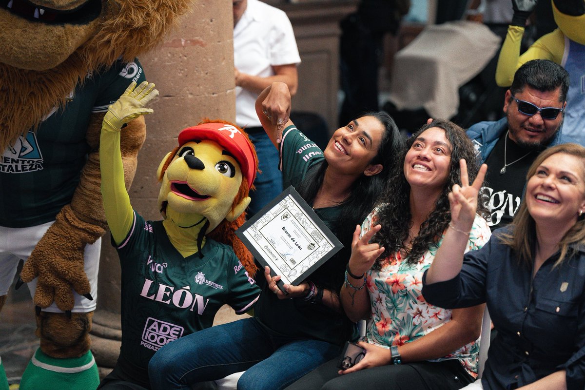 bravasdeleon's tweet photo. Bravas de León presentes en la Firma del Pacto “Mujer León 450, Unidas por el Deporte” 🙋‍♀️🟣✍️

Sumamos esfuerzos para promover un entorno inclusivo, seguro y respetuoso dentro y fuera del deporte 💪✨ https://t.co/SQWMqhbzaE
