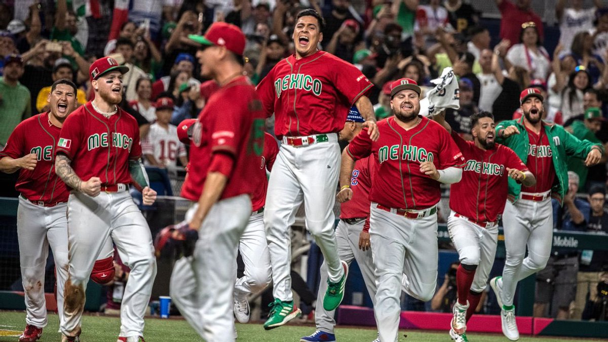 MandoFaithful's tweet photo. The team being held together by friendship and love for Mexico https://t.co/aKs4fCc5AS