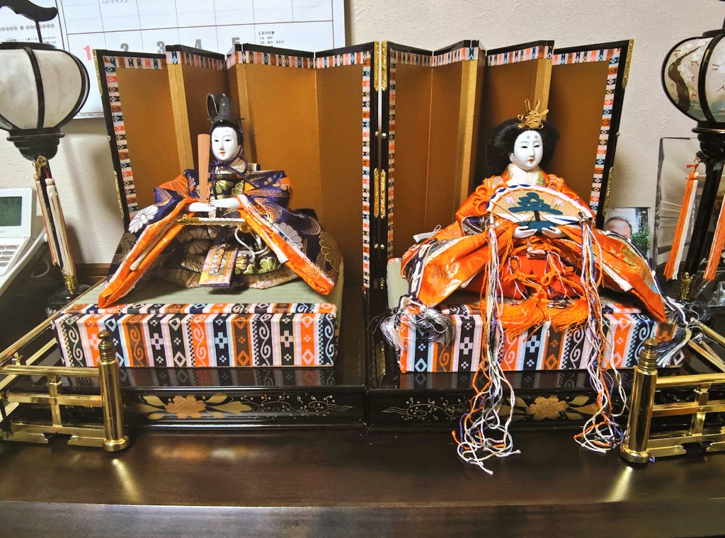 ひな祭り🎎こちらは姉と私の雛人形です。本来は七段飾りとかのゴツい