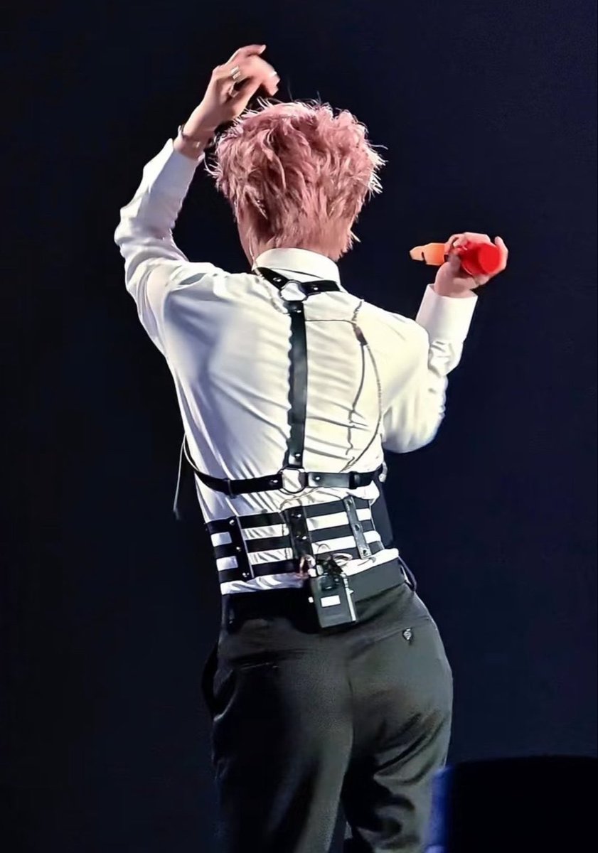 pretty face with a holdable waist